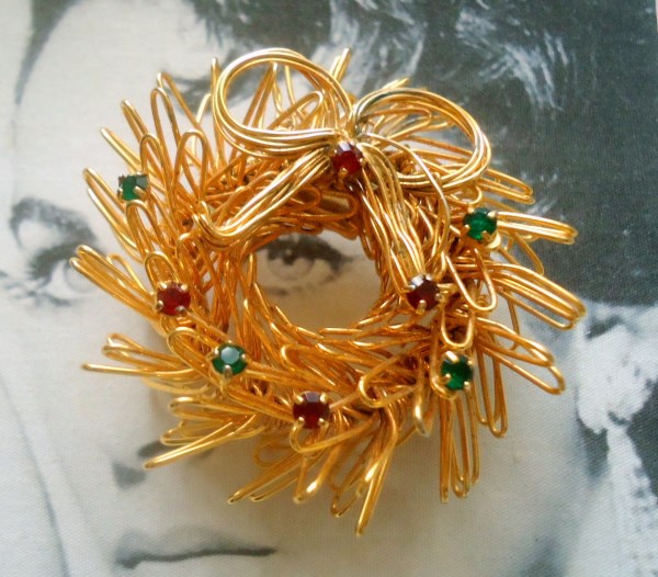 SOLD Unsigned beauty. Dimensional Large Wire Christmas Wreath